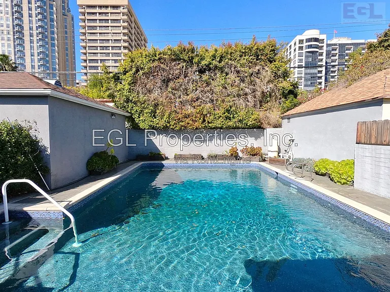 10749 Wellworth Ave — Photo 4