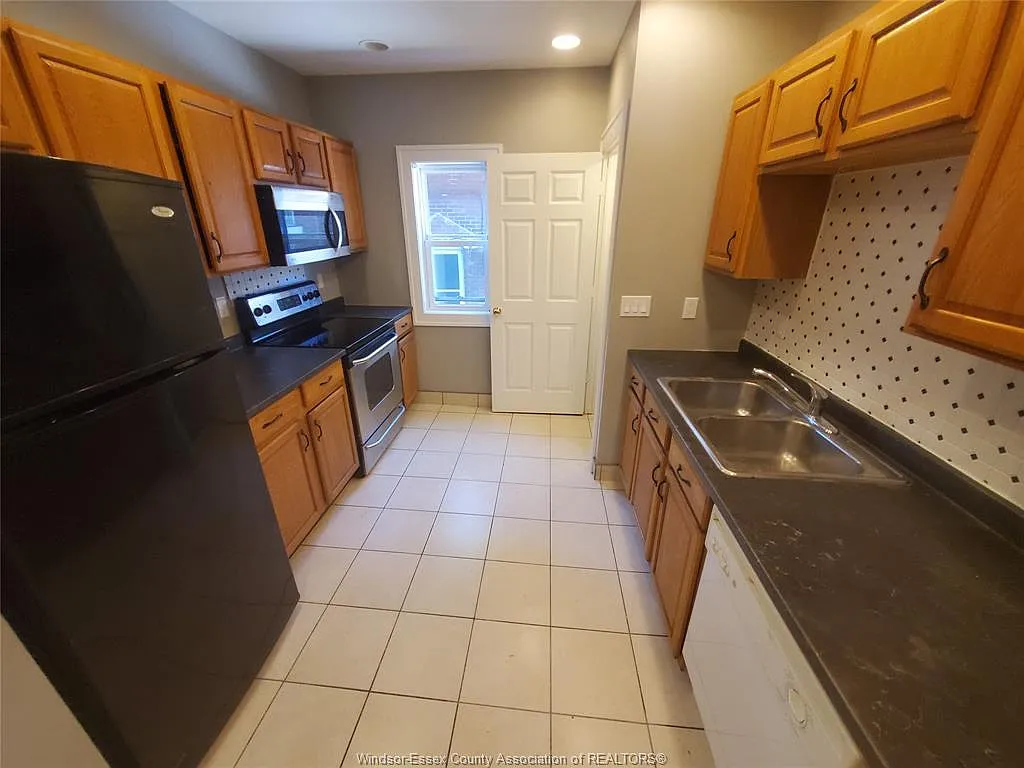 4 bed, $2,150 — Photo 2