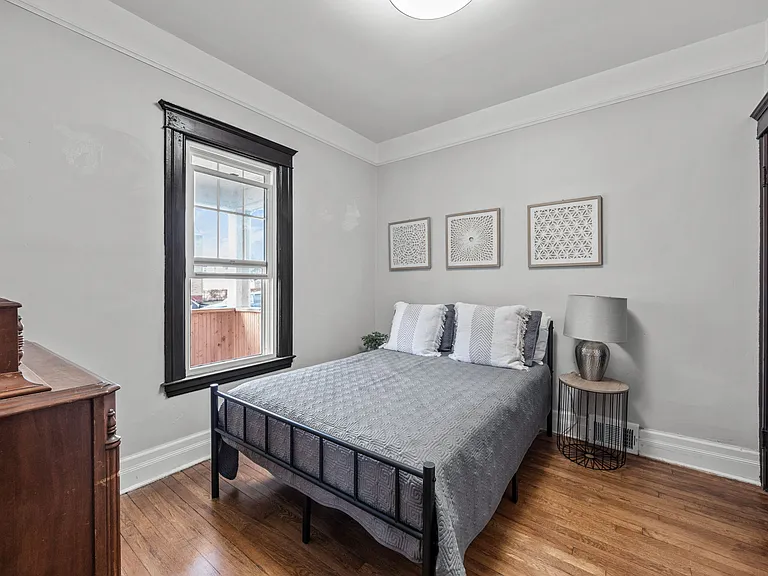 2460 Seyburn St — Photo 10