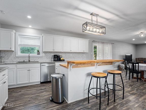 5th image of 15448 Parkwood Dr N