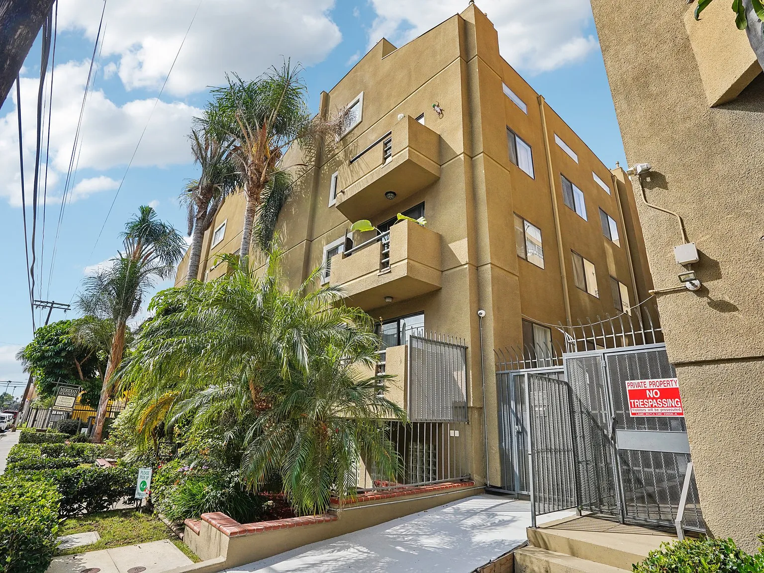 Las Palmas Apartments — Photo 3