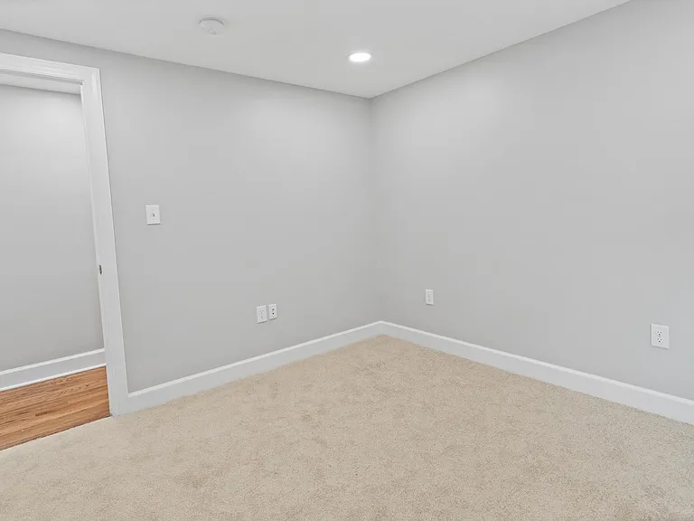 731 E Elm St — Photo 31