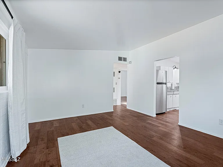 212 S Avenue C — Photo 6