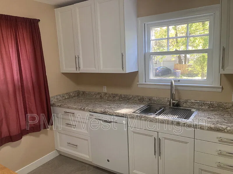 4 bed, 2.0 bath, 2015 sqft, $2,150 — Photo 4