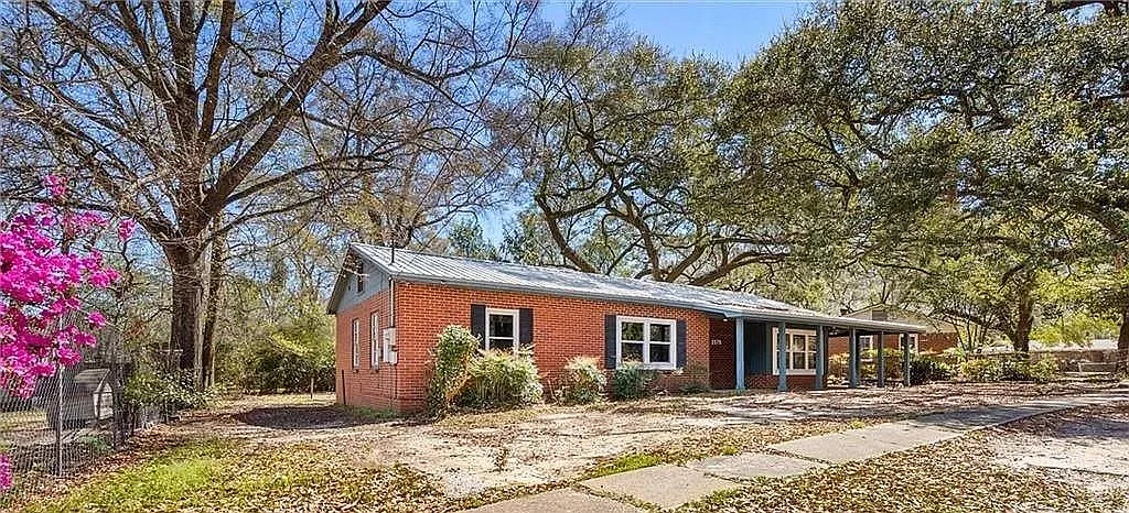 3 bed, 1.0 bath, 1342 sqft, $1,400 — Photo 2