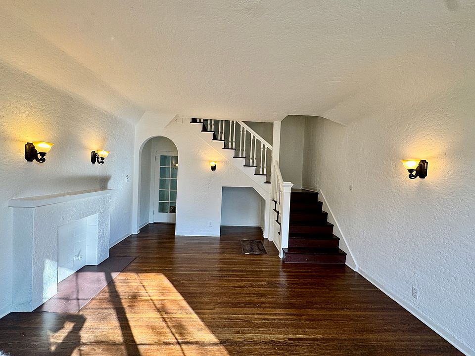 1st image of 7919 Oakwood Ave #2A