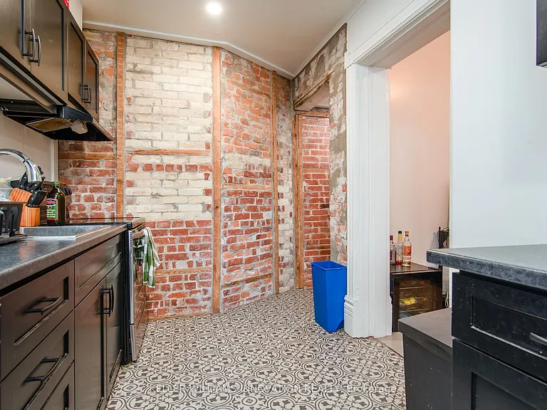 70 Waterloo Ave #B — Photo 9