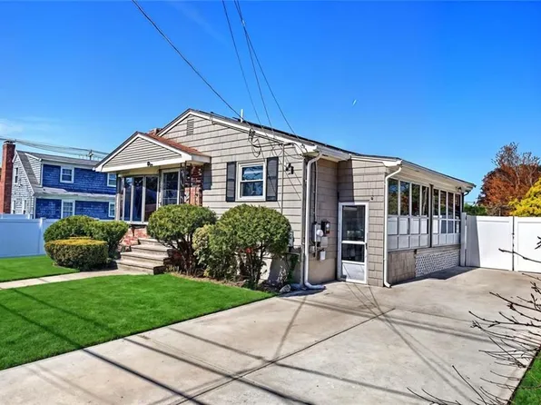 8 Ashby St, Johnston, RI 02919