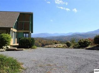 706 Nocks Dr, Gatlinburg, TN 37738