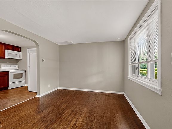 5th image of 14 Glenda Dr