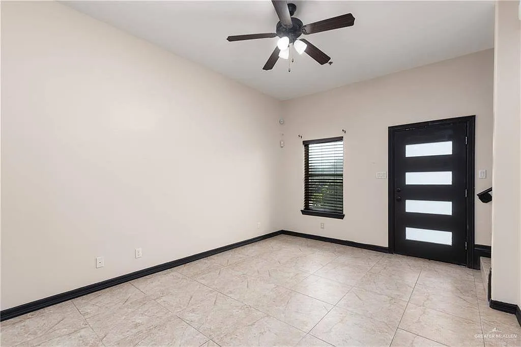 2 bed, 2.5 bath, 1100 sqft, $1,300 — Photo 4