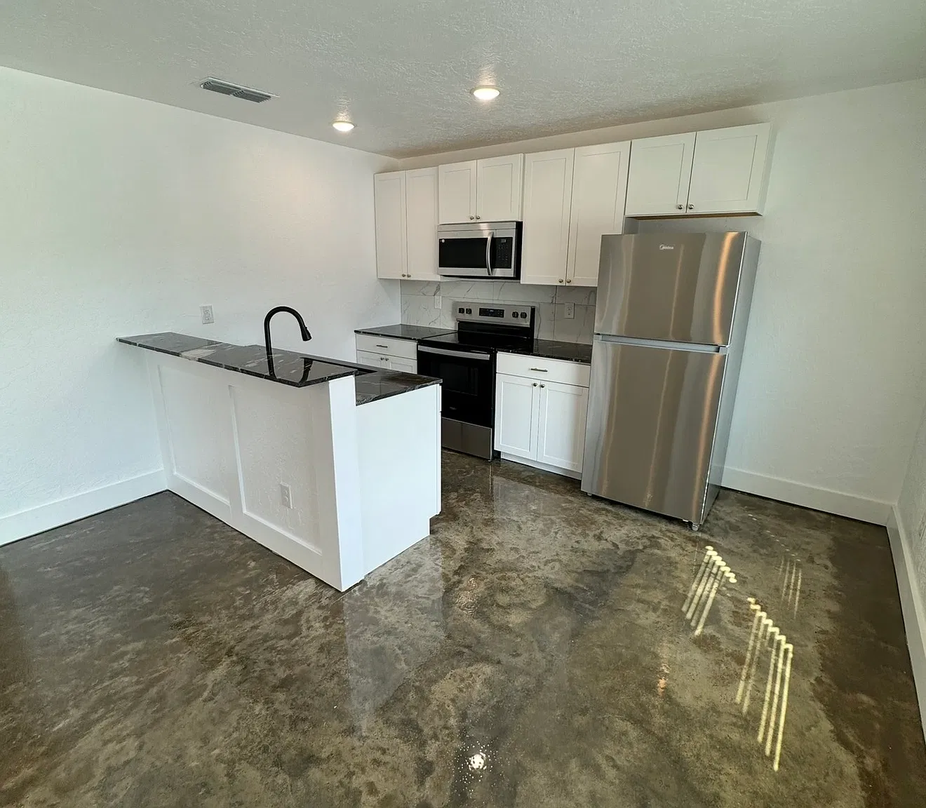 3 bed, 1100 sqft, $1,340 — Photo 3