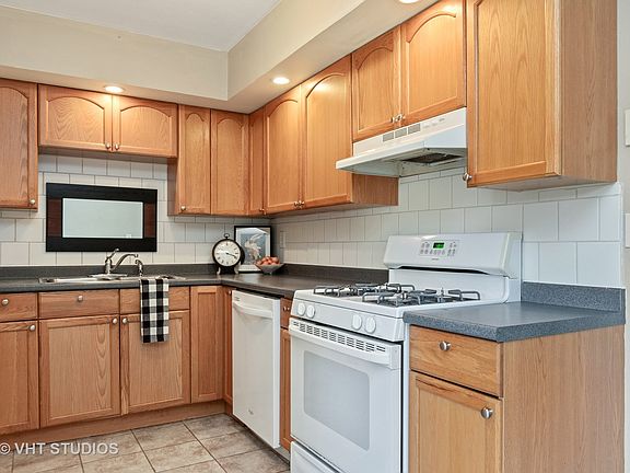 3rd image of 215 E Arrowhead St