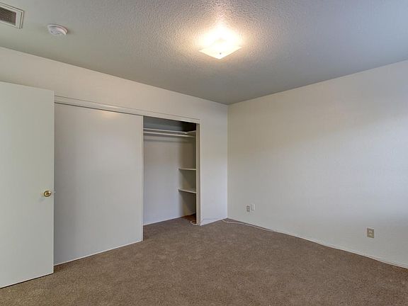 Downstairs Bedroom (1)_01202016