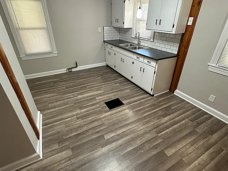 501 Compton St — Photo 2