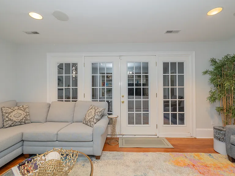 944 Lakeview Dr — Photo 16