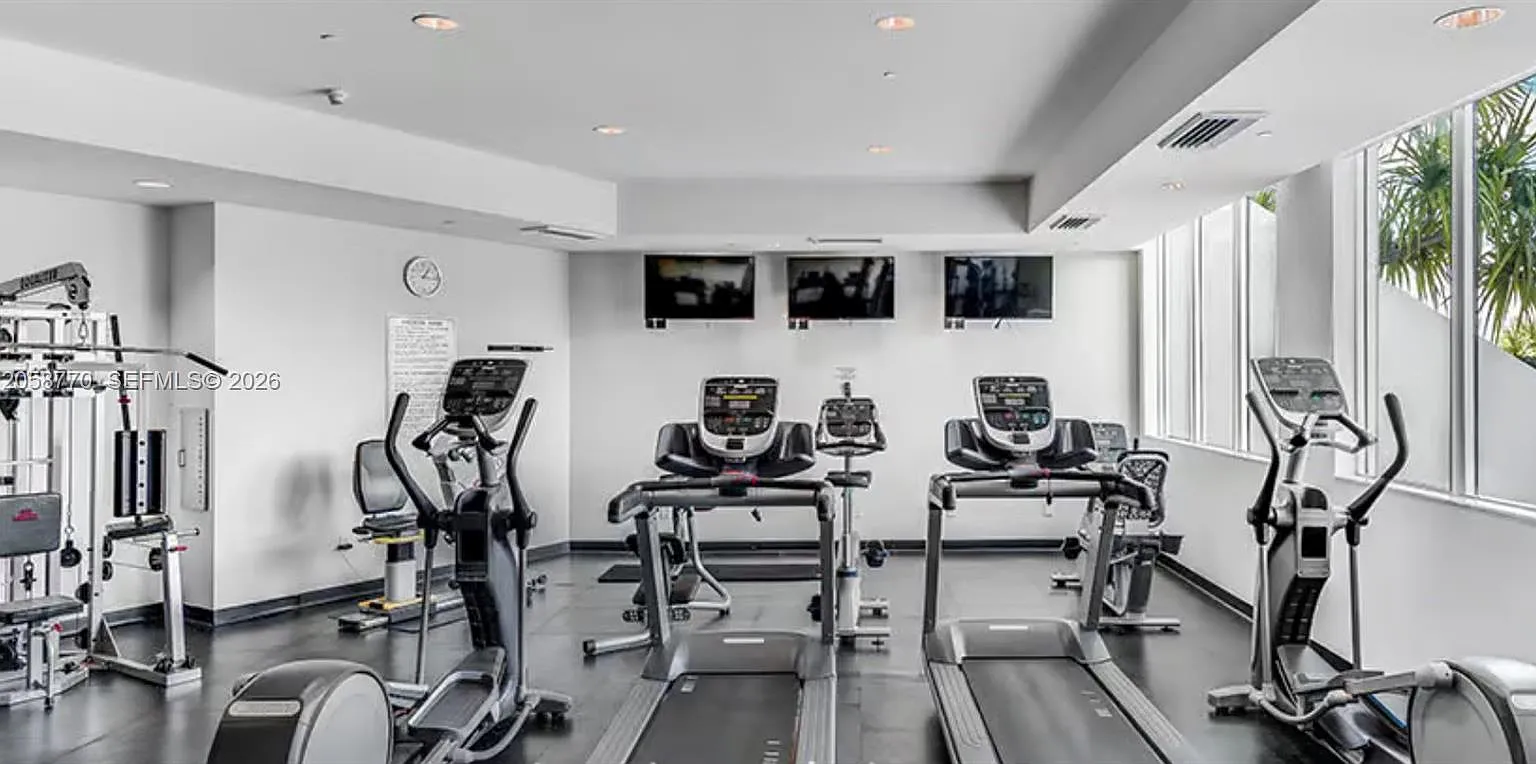The Metropolitan Condo — Photo 3