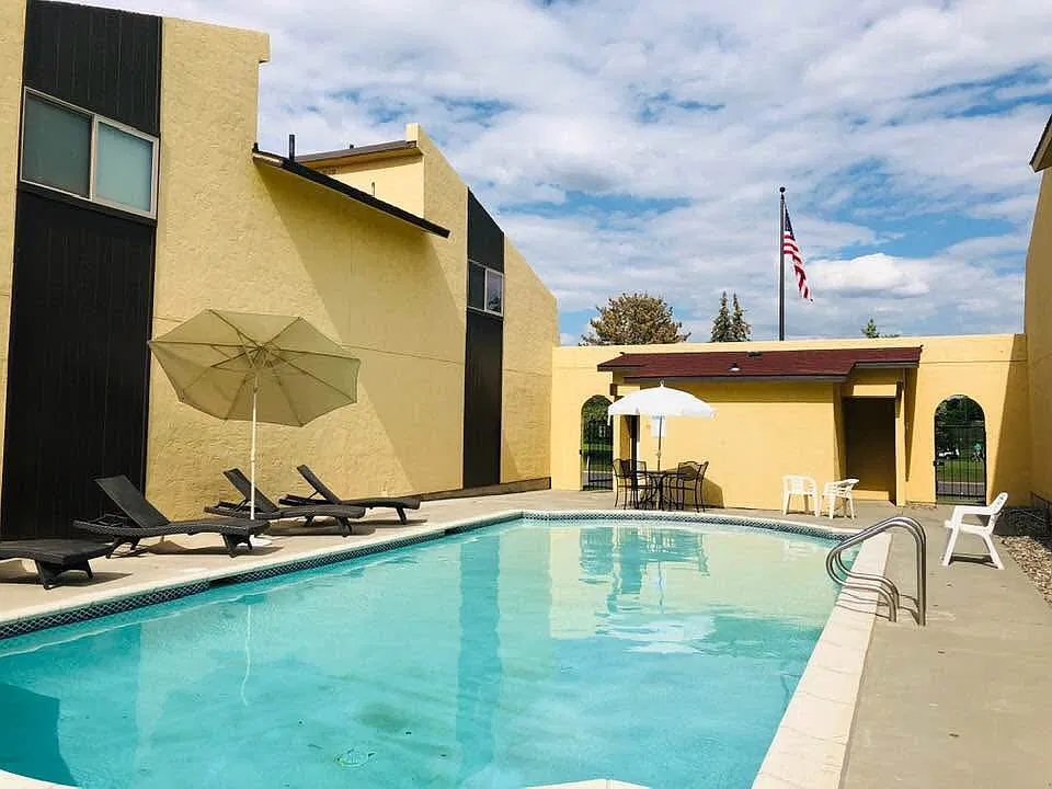 3 bed, 2.5 bath, 1692 sqft, $2,300 — Photo 1