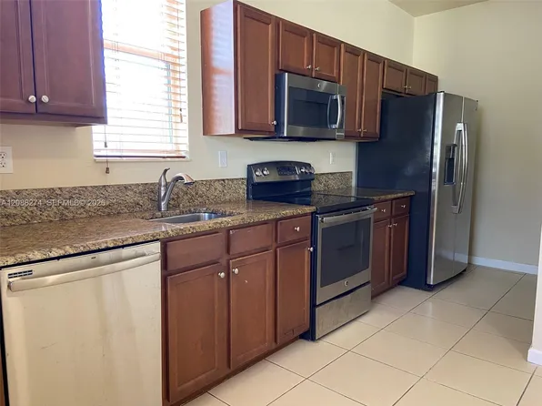 16945 SW 90th Terrace Cir, Miami, FL 33196