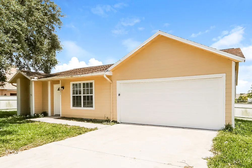 3 bed, 2.0 bath, 1190 sqft, $2,065 — Photo 3