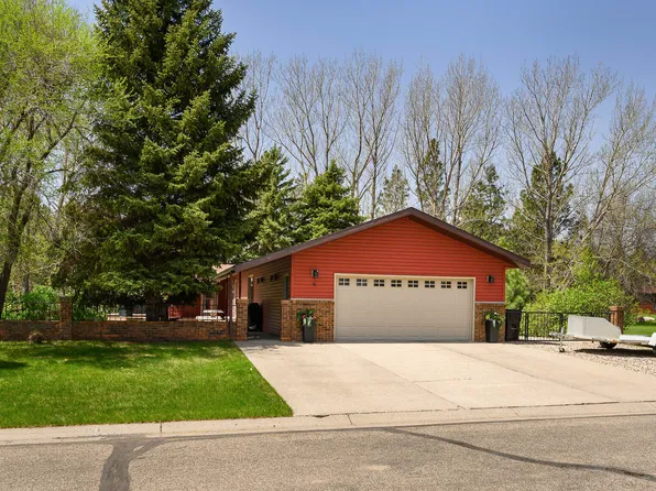 94 Country Club Dr, Bismarck, ND 58501