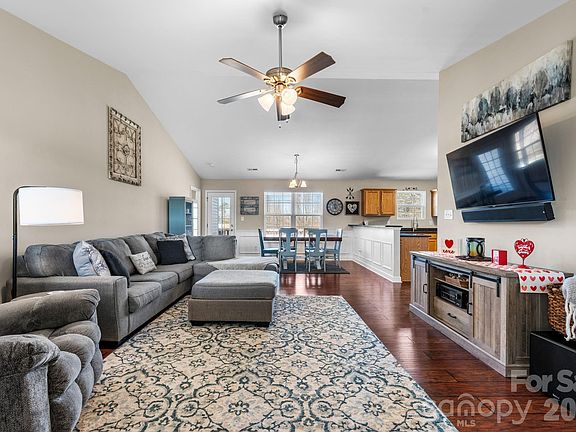 5th image of 3842 E Maiden Rd