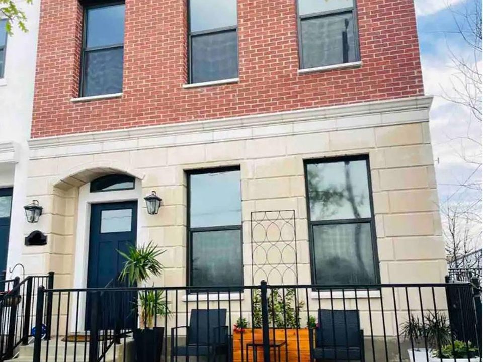 1st image of 418 N Center St