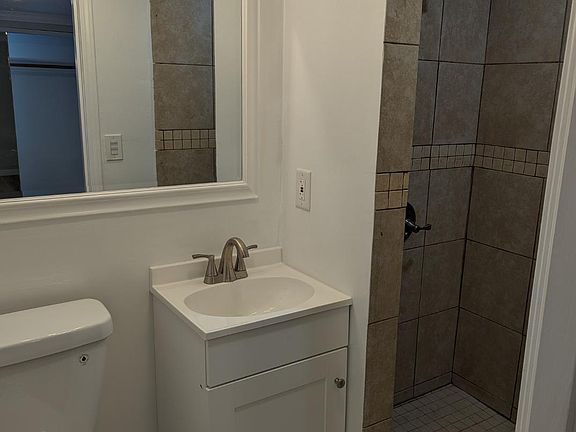 3rd image of 1635 S Berendo St #1