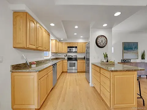 960 Garrison St — Photo 7