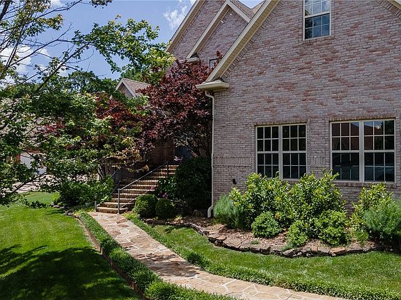 3rd image of 1217 N Montview Dr