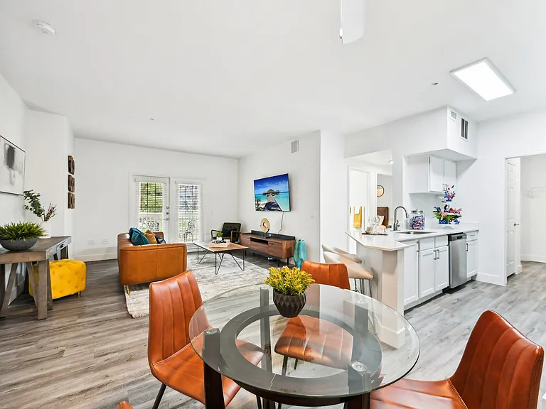 Stone Cliff Apartments — Photo 5