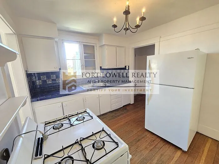 648 E 8th St — Photo 5