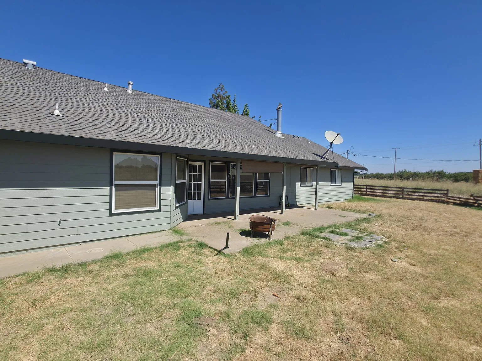 4 bed, 2.5 bath, 2038 sqft, $3,800 — Photo 2