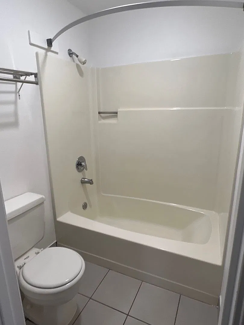 Second Floor Studio Apartment! ALL utilities included! — Photo 4