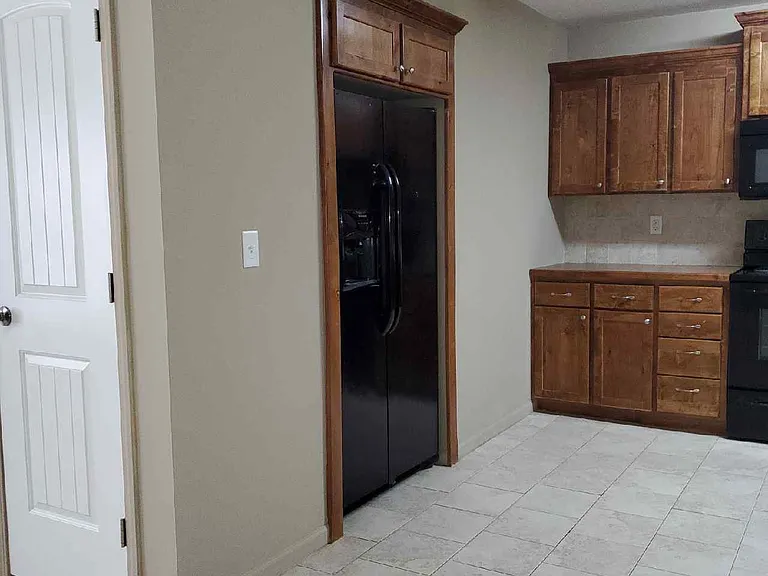 905 W Market St #B — Photo 4
