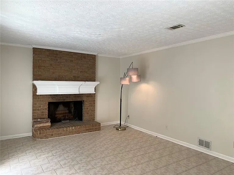 4536 Woodlawn Lake Dr — Photo 18