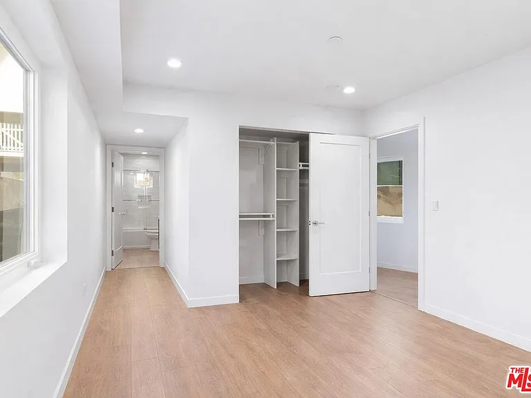 2120 N Beachwood Dr — Photo 19