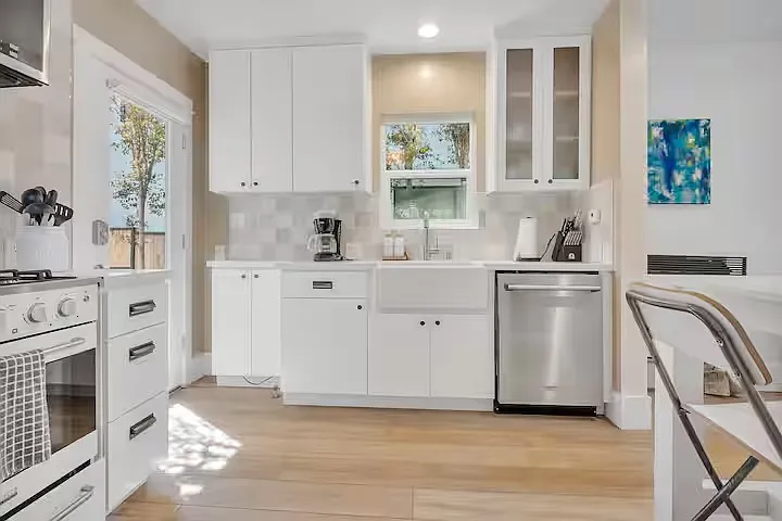 656 Broadway St — Photo 8
