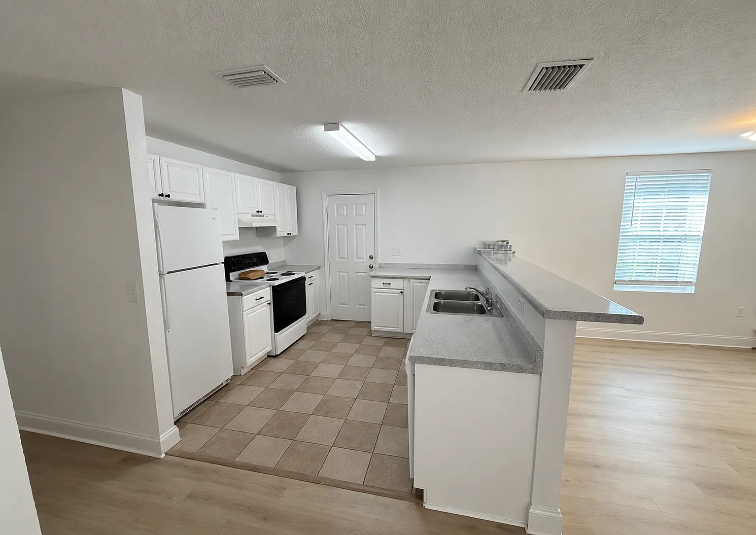 3 bed, 1400 sqft, $2,495 — Photo 3
