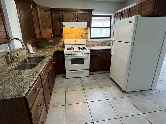 3rd image of 17036 Lorenz Ave