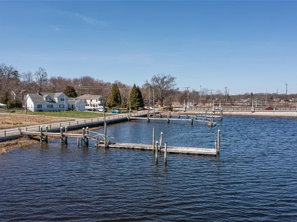 11 Mathewson Rd, Barrington, RI 02806