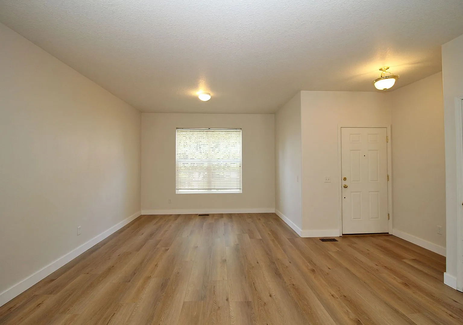 Custom-Built 5 Bedroom/3 Bath Home In A Great Sunnyside Neighborhood — Photo 4