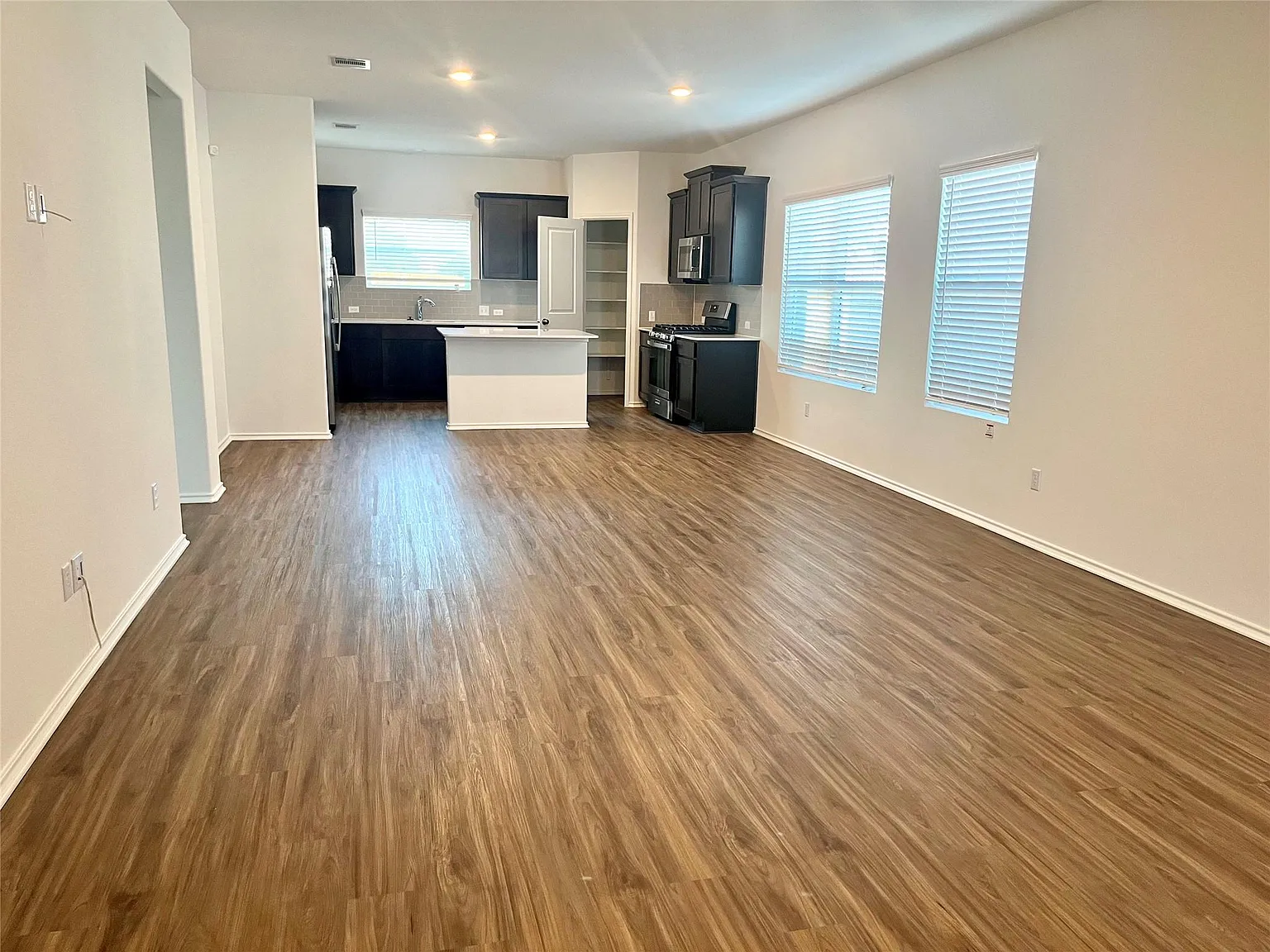 4 bed, 3.5 bath, 2477 sqft, $2,350 — Photo 4