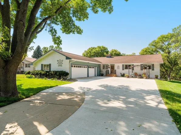 1900 Constance Dr, Vermillion, SD 57069