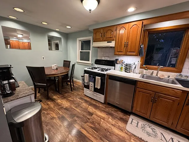 2 bed, 1080 sqft, $2,100 — Photo 2