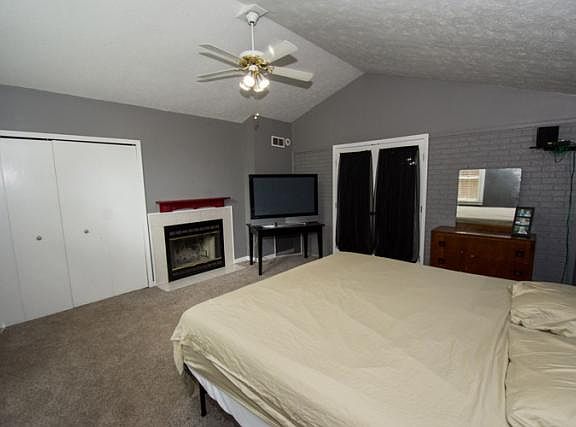 5th image of 19040 Montrose Dr