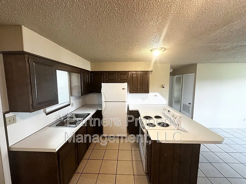 2 bed, 1.0 bath, 800 sqft, $895 — Photo 2