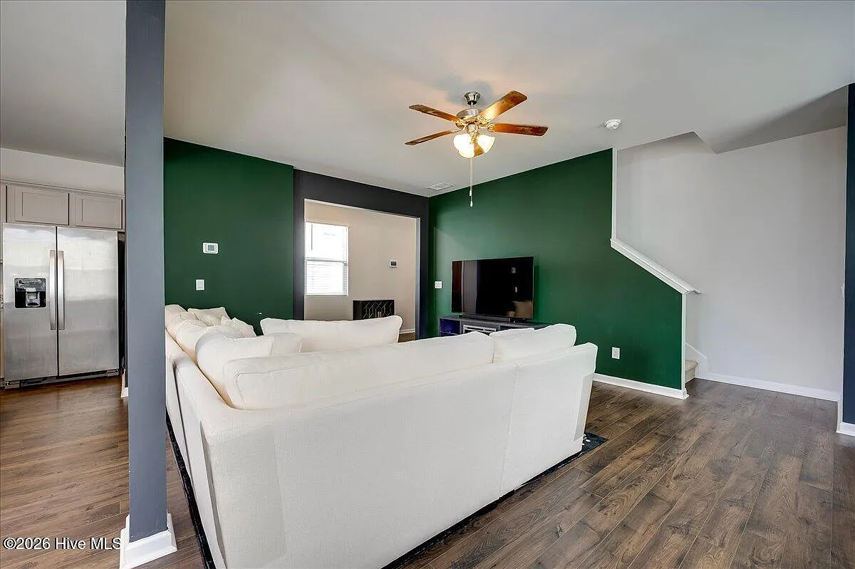 4 bed, 2.5 bath, 4040 sqft, $2,350 — Photo 4