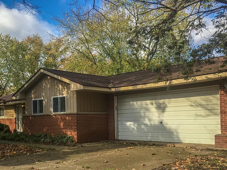 Left-most window is corner bedroom, next window is 2nd bedroom, front door enters into Great Room, two windows closest to garage are large family room