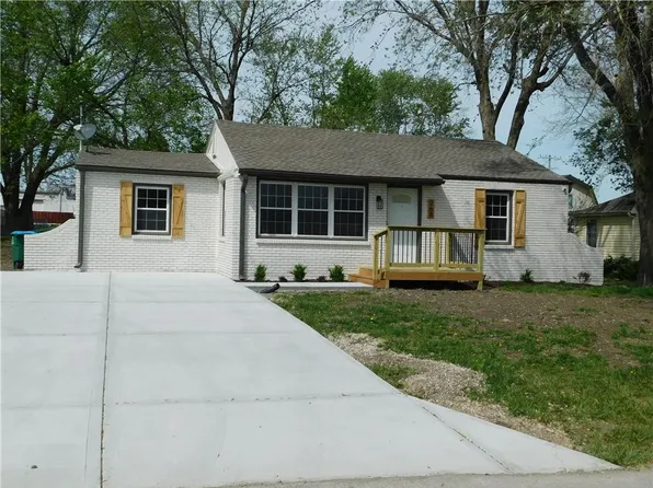 268 E North St, Peculiar, MO 64078